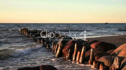 Abend an der Ostsee, Wellen schlagen an Buhnen