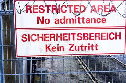 Schild Sicherheitsbereich Kein Zutritt,englisch und deutsch