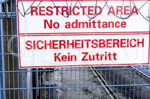 Schild Sicherheitsbereich Kein Zutritt,englisch und deutsch
