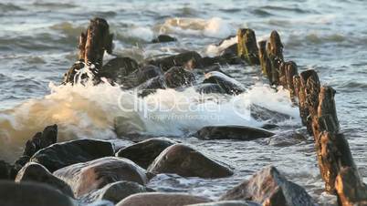 Wellen brechen sich an Buhnen, Ostsee