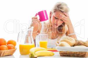 Müde Frau am Frühstückstisch