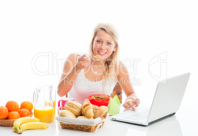 Frühstück am Laptop