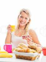 Blonde Frau beim Frühstück