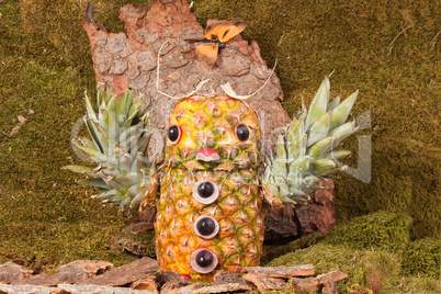 Geschnitzter Uhu aus Ananas im Wald, Querformat