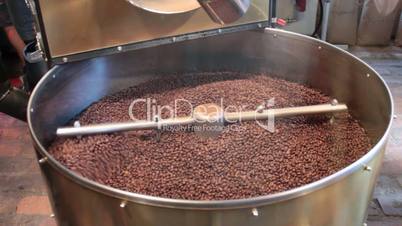 apparatus shuffling the drains of coffee