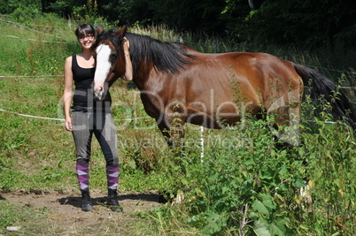 Junge Frau mit Pferd