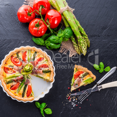 green asparagi tart with eggs and tomato