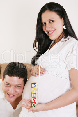 pregnant woman with dad holding a letter from cubes - dylan - ne