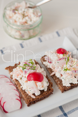 Vollkornbrot mit Gemüse