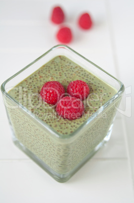 Matcha Chia Pudding mit Himbeeren