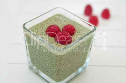 Matcha Chia Pudding mit Himbeeren