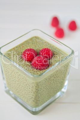 Matcha Chia Pudding mit Himbeeren