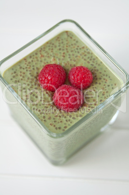 Matcha Chia Pudding mit Himbeeren