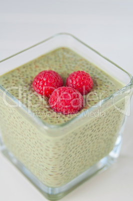 Matcha Chia Pudding mit Himbeeren