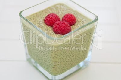 Matcha Chia Pudding mit Himbeeren