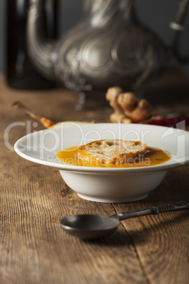 Karottensuppe in einem weißen Teller