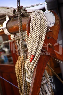 Seile und Taue auf einem Boot