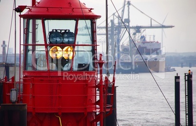 Leuchtturm im Hamburger Hafen mit Containeranlage