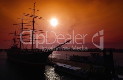 Sonnenuntergang mit Segelschiff im Hamburger Hafen