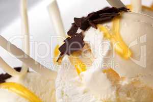 vanilla ice cream with honey and chocolate