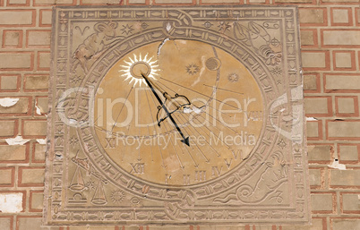 Sundial, solar clock.
