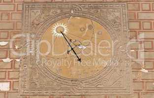 Sundial, solar clock.