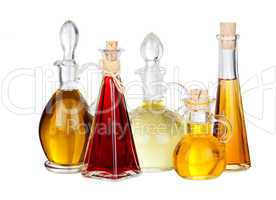 Verschiedene Speiseöle in Flaschen, isoliert