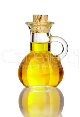 Kleine Karaffe aus Glas mit Olivenöl und Spiegelung