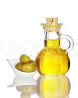 Karaffe mit Olivenöl und Oliven, gespiegelt und isoliert