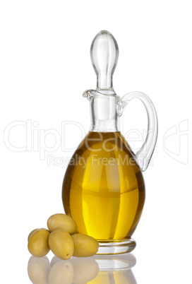 Karaffe mit Olivenöl und Oliven, gespiegelt und isoliert