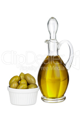 Karaffe mit Olivenöl und Oliven, isoliert