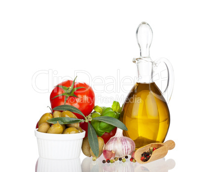 Olivenöl, Oliven, Tomaten und Gewürze, gespiegelt