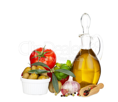 Olivenöl, Oliven, Tomaten und Gewürze, isoliert
