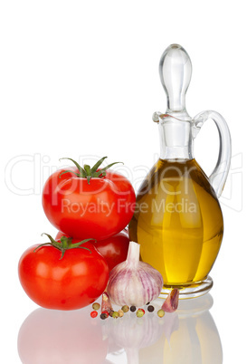 Karaffe mit Olivenöl, Tomaten und Knoblauch, gespiegelt