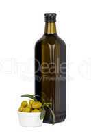 Flasche Olivenöl und Oliven in Schale, isoliert