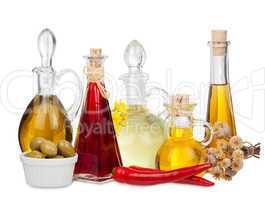 Verschiedene Speiseöle in Flaschen und Karaffen