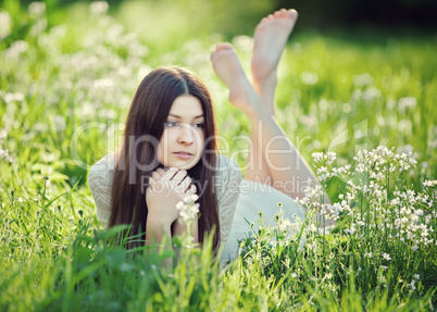 mädchen liegend auf einer wiese