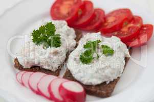 Vollkornbrot mit Gemüse