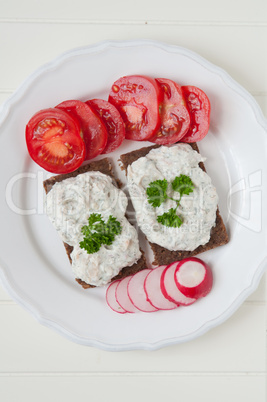 Vollkornbrot mit Gemüse