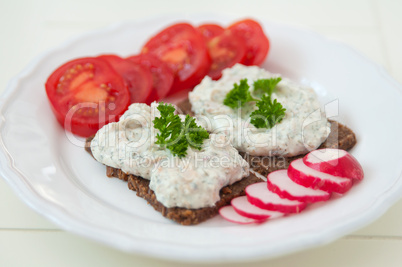 Vollkornbrot mit Gemüse