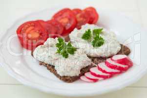 Vollkornbrot mit Gemüse