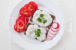 Vollkornbrot mit Gemüse