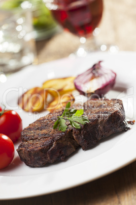 Gegrilltes Steak mit Kartoffeln auf einem Teller