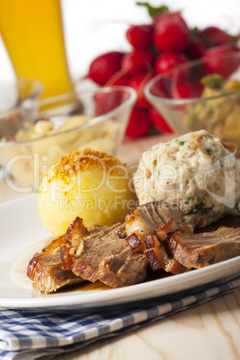 bayerischer schweinebraten mit knÃ¶del