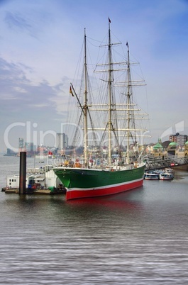 Historisches Segelschif im Hamburger Hafen an den Landungsbrücken