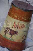 Historische Milchkanne mit Kuh Motiv und Henkel