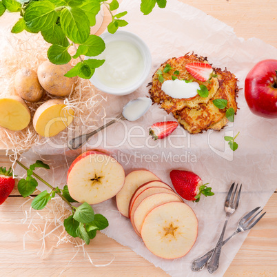 potato pancakes with apfel and strawberry