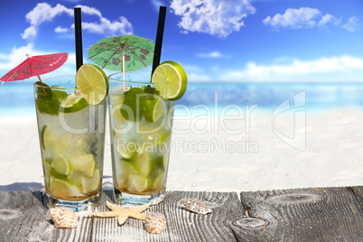 Erfrischender Mojito Cocktail am Sandstrand