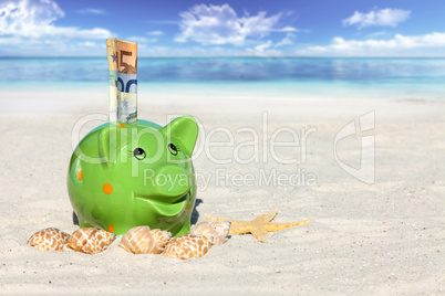 Sparschwein mit Geldscheinen am Sandstrand