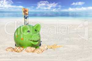 Sparschwein mit Geldscheinen am Sandstrand